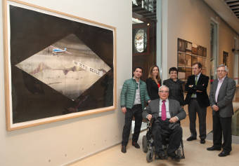 Els artistes posen, juntament amb l'organització de la Biennal, davant l'obra de Miki Leal.
